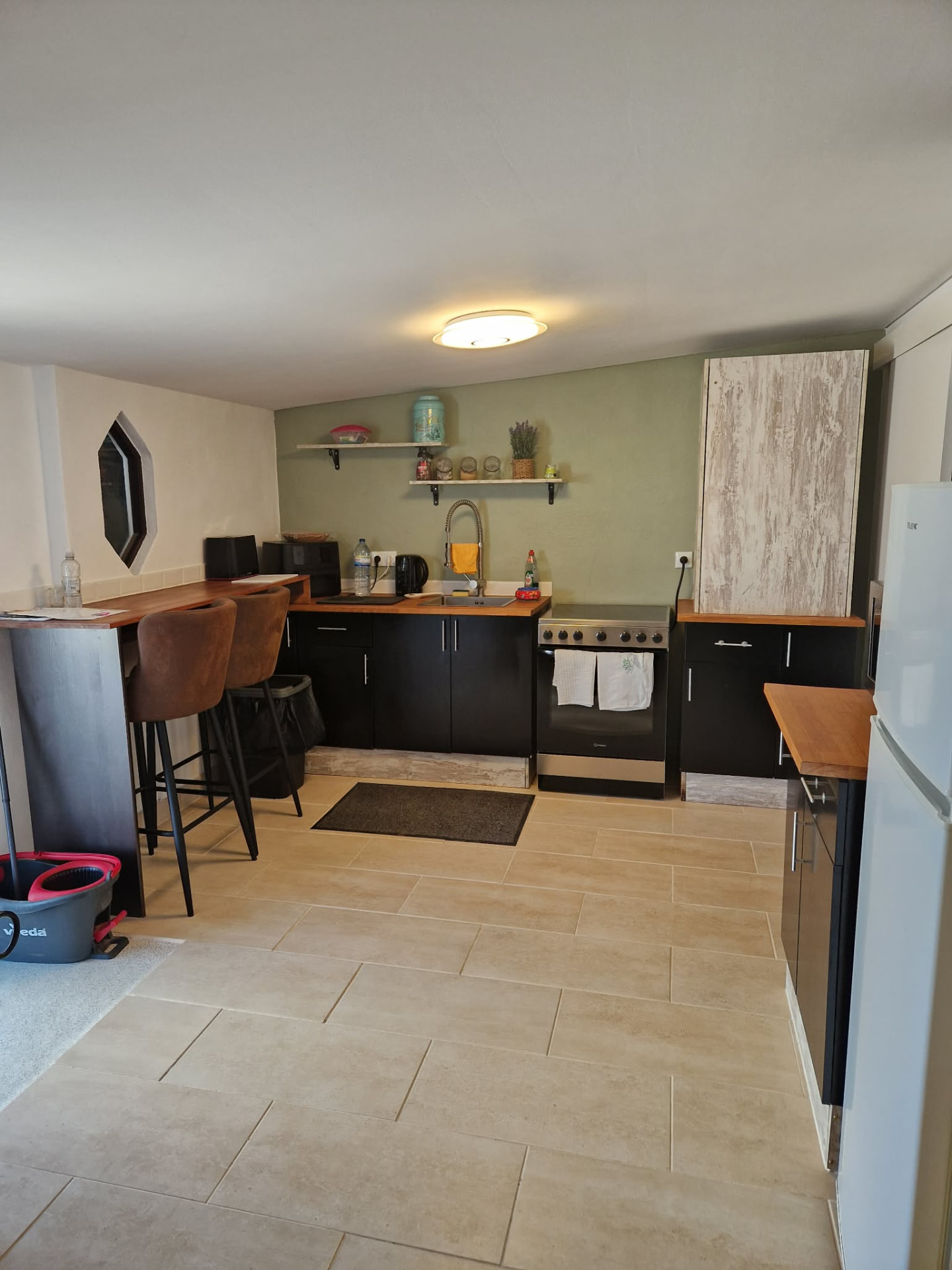 Fully equipped kitchen with oven, hob, fridge freezer and breakfast bar